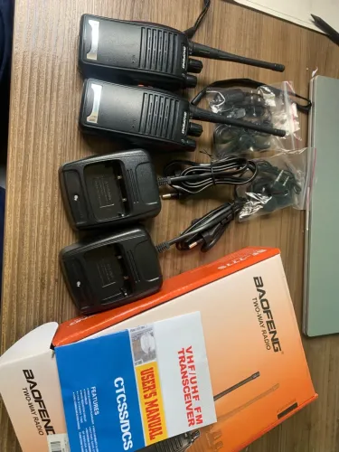 Kit 2 rádios comunicadores Baofeng + 2 fones, 2 carregadores e 2 baterias