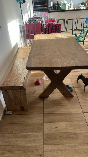 Mesa de madeira rústica 