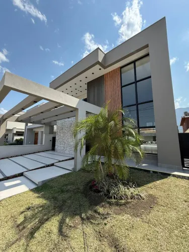 Casa à Venda em condomínio fechado na praia de Massaguaçu em Caraguatatuba