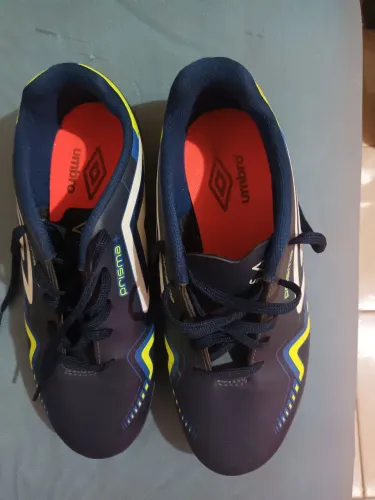 Chuteira Umbro N°40- Pouco Usada - Ótimo estado