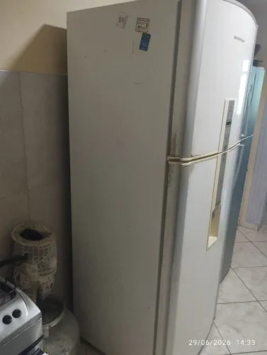 Vendo geladeira precisando de colocar gás 