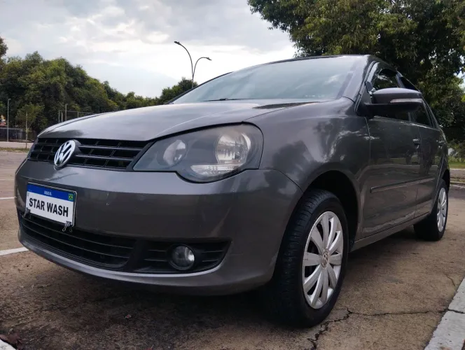 Volkswagen Polo Sedan 1.6 MI Total Flex 8V 4P 2013