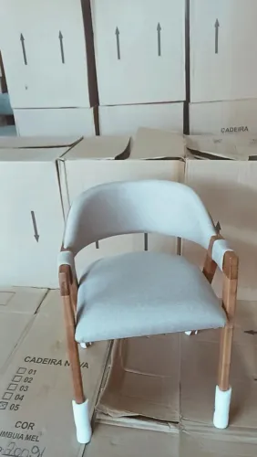 Cadeira jantar toda em madeira maciça com assento e encosto no linho.