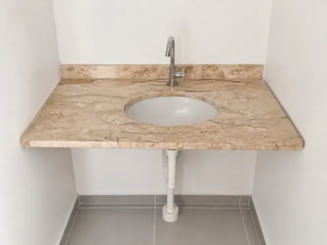 Pia Bancada de Banheiro em Mármore Bege com Cuba e Torneira - 80 x 50 cm