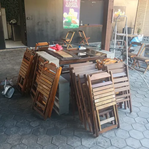 CONJUNTO DE MESA E CADEIRAS SEMINOVO