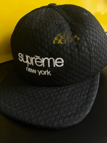 Boné Supreme original, novo e nunca usado. Ideal para colecionador. 