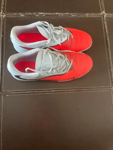Chuteira society Nike phantom vermelha e azul