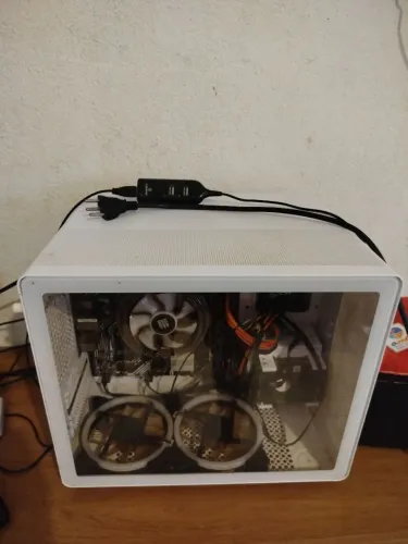 Computador de mesa PC gamer.