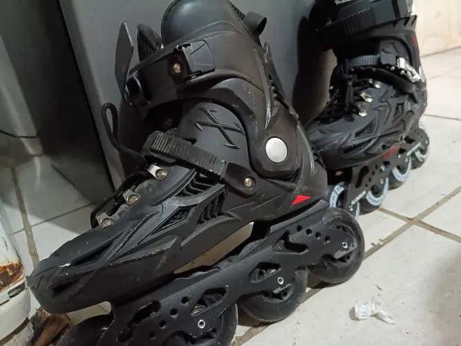 Patins traxart dynamix preto + chave + duas proteções completas