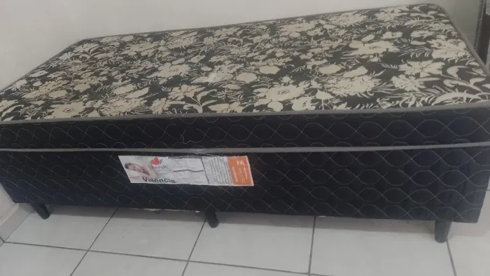 Vendo cama box de solteiro com colchão embutido