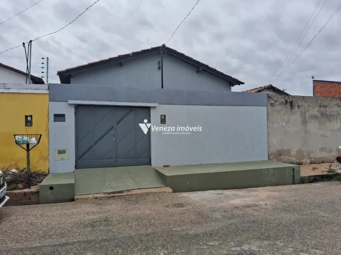 Casa com Quintal e Corredor Lateral no Bairro Esplanada | Zona Sul