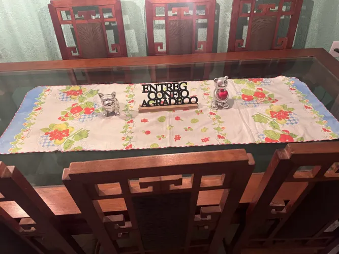 Mesa Maciça com 8 Cadeiras 