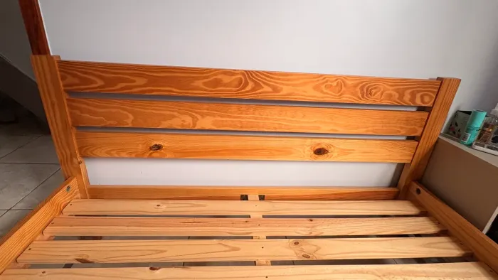 Cama de madeira em ótimo estado