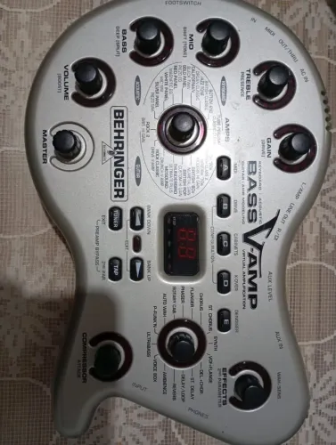 PEDALEIRA BEHRINGER BASS V-AMP (sem fonte)