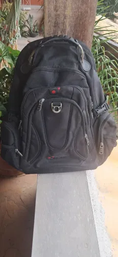 Vendo mochila marca O'BORN em perfeito estado. Valor 100,00