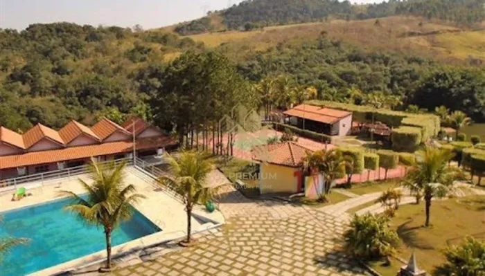 Sítio cinematográfico à venda em Atibaia com 70.000 m², 26 suítes, estrutura completa para