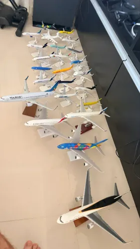 Miniatura de avião em metal com pedestal plástico