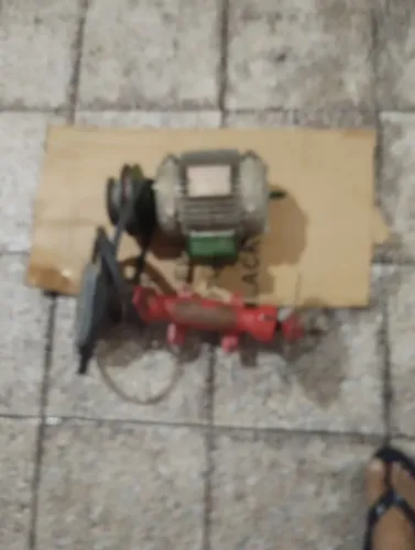 Motor de serralheiro com a serra já