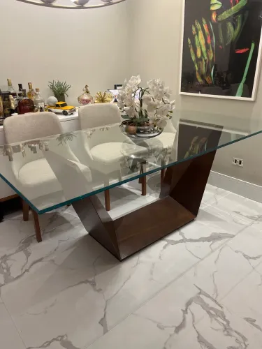 Mesa de vidro com pés em madeira