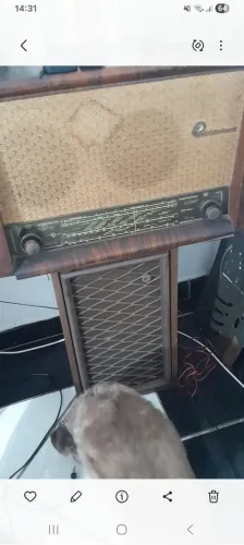 Radio antigo com vitrola.