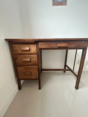 Escrivaninha de madeira