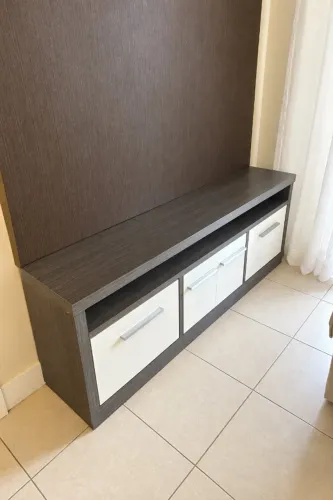 Rack bancada para TV 1,80 m - 2 gavetões + 2 portas, branco e madeirado