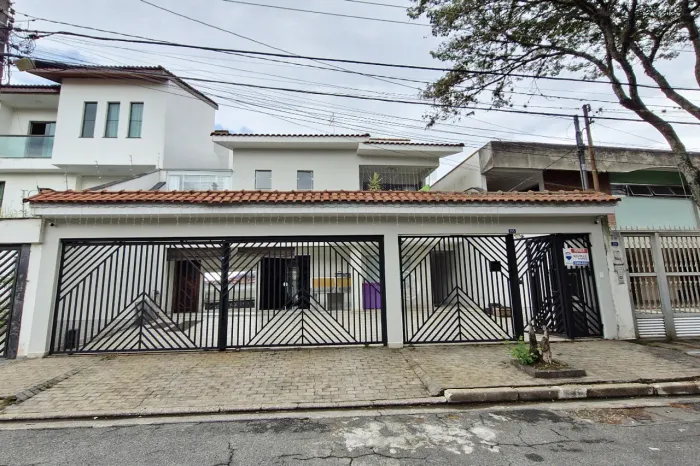 Casa para venda em Jardim Guapira com 3 quartos, sendo 2 suítes, 235m²