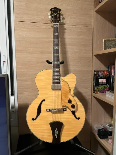 Guitarra Archtop Ibanez AF105F