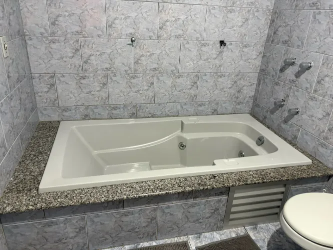 Vendo Banheira de hidromassagem completa