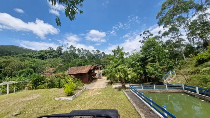 Sítio com casa estilo colonial, lagoa e área verde aprox 2000m² em Brusque