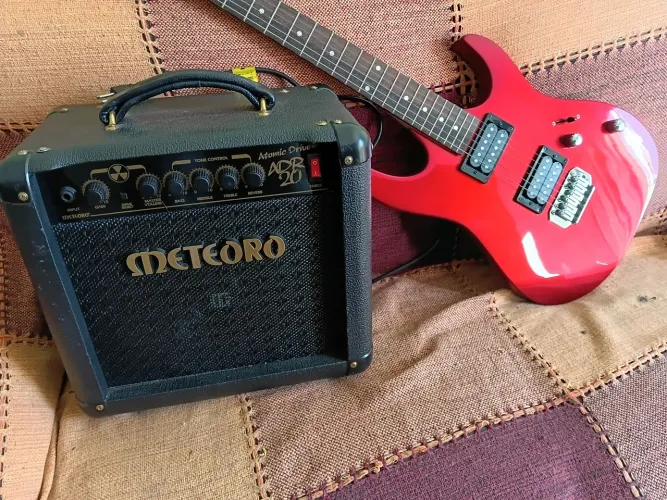 Guitarra Ibanez Gio + Amplificador Meteoro ADR20