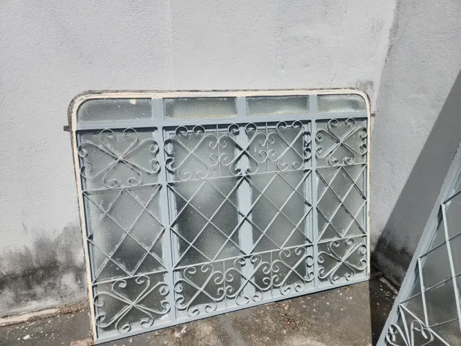 Vende-se grades de ferro