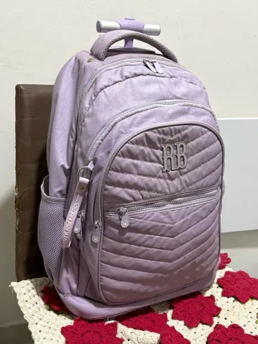 Mochila de Rodinha Rebecca Bonbon na Cor Lilás