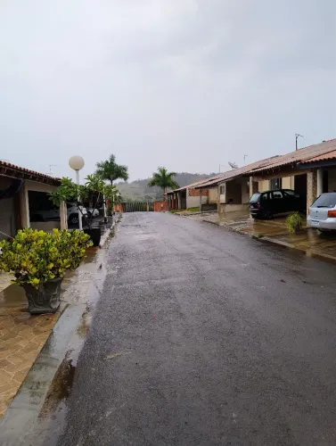 Casa em pequeno condomínio .