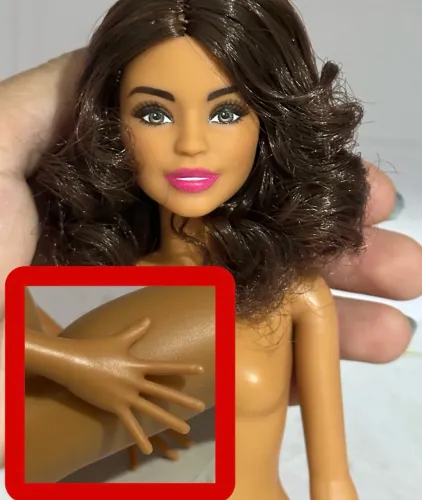 Boneca Barbie petite fasionistas mãozinha aberta