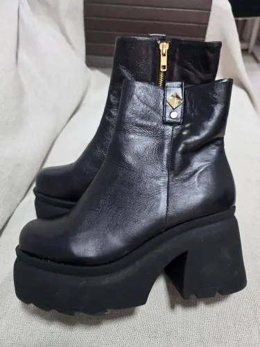 Botas semi novas