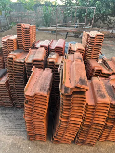 Telhas de barro ( 0,70$ cada) e 2 colunas de ferro (60$ cada)