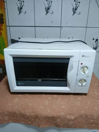 VENDO ESSE FORNO 44L USADO MAIS EM BOM ESTADO.