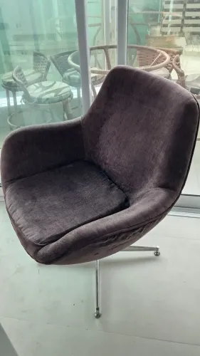 Poltrona Womb chair usada em ótimo estado.