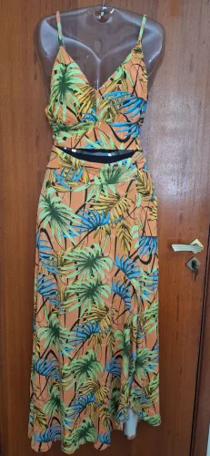 Conjunto cropped top e saia midi com fenda