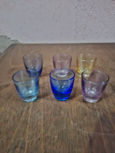 Conjuntos de shots coloridos.