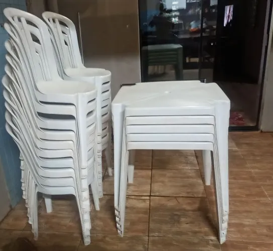 Jogo de mesa e cadeiras (R$ 220,00 cada jogo)