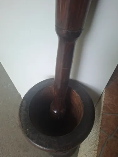 Vendo esse pilão antigo de madeira maciç quem adquirir tem que pintar ou invernizar .