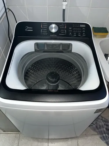 Máquina de Lavar Mídea 220V em estado impecável.