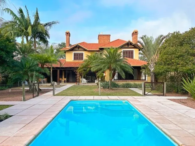 Terra Ville - Casa com fundo para o lago , com 3 suites e piscina .