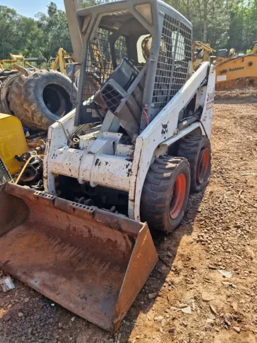 Mini Carregadeira Bobcat S130 ano 2011 com problemas de bomba repasse