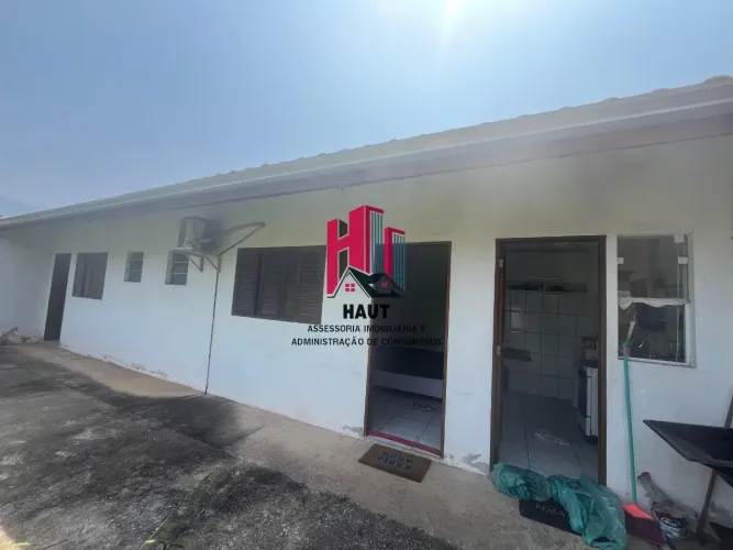 Casa para Locação Definitiva, 02 Suítes, Quintal, Churrasqueira, 700 Metros da Praia