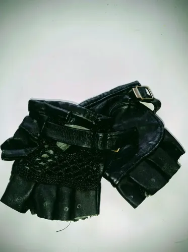 Par de luvas em couro com bordado tamanho P femininas