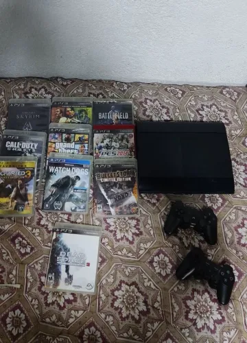 PlayStation 3 desbloqueado com jogos físicos e mais jogos na memória.
