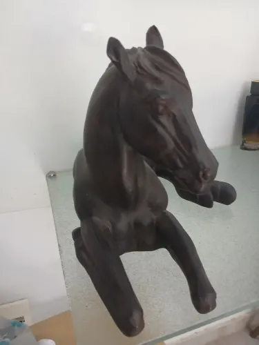 Escultura de cavalo manga larga em resina